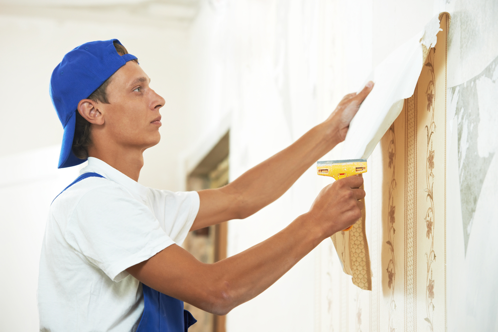 Behang verwijderen in een woning in Venlo? Huur onze behang verwijderaars in. Zij werken snel en veroorzaken geen schade aan je muren.